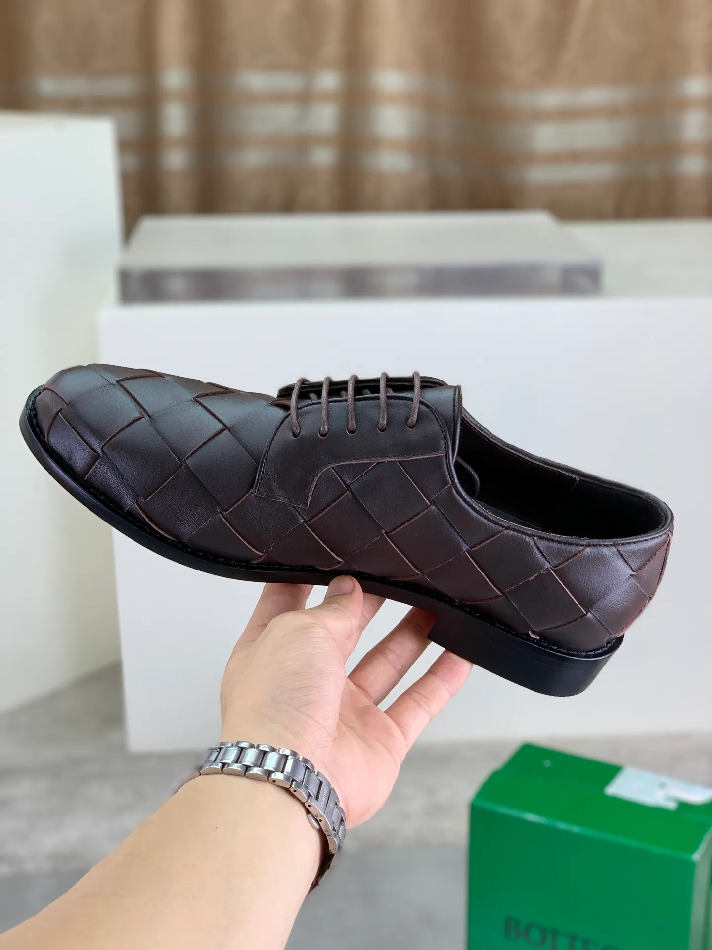 Factory price P860💰Top quality (genuine leather outsole series)💎💎💎 BOTTEGA VENETA official website synchronizes the latest model, top version of the highest version of BV business leather shoes in the market, accept material comparison, shoe type comparison, process comparison, practical and textured, versatile and suitable for any occasion, the more you look at it, the more flavorful it becomes. Pure hand-woven craftsmanship - upper material, imported original hand-woven calfskin - high-quality water-dyed cowhide inside - original private model customized handmade leather outsole -Size: female 35-39 (34 40 customized) male 39-44 (38 45 customized) Comes with original BV green box, complete packaging.